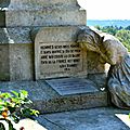 Le monument aux morts de 1914-1918 à Sauveterre de Béarn...