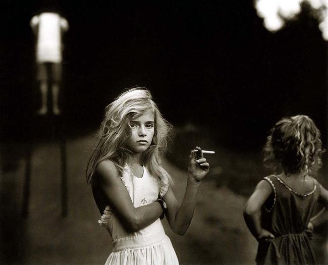 21. Sally MANN, Candy cigarette, 1989. Photo de C6 ICONES