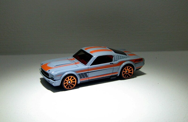 Ford mustang fastback de 1965 (Hotwheels 2013) 01