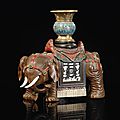 Éléphant en bois laqué et incrustations supportant un vase en bronze doré et émaux cloisonnés. chine, dynastie qing, époque qian
