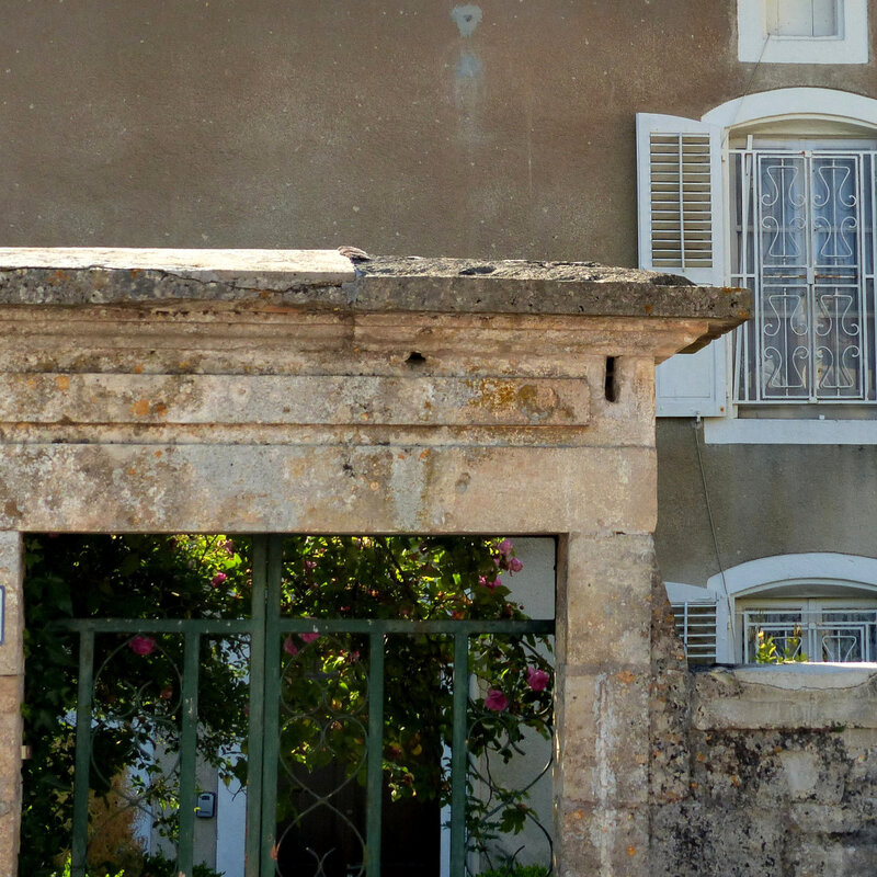 A PORTE FENETRE GRANDE GRILLES VASQUES FLEURS185