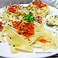 Pâtes tagliatelles en sauce - basilic, tomates, huile d'olive, ail rose et graines de nigelle