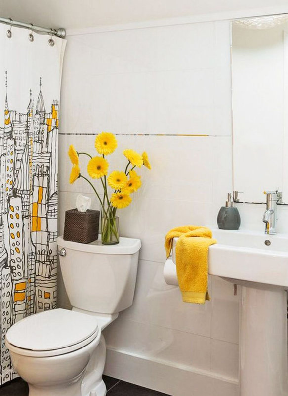 toilettes-blanches-simple-avec-une-touche-de-couleur-jaune-par-les-fleurs-et-la-serviette_5461068
