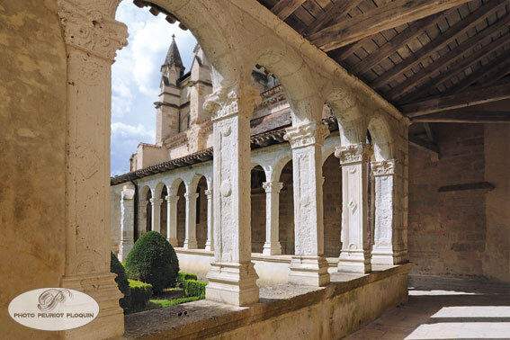MARMANDE_Eglise_Notre_Dame_le_cloitre_interieur