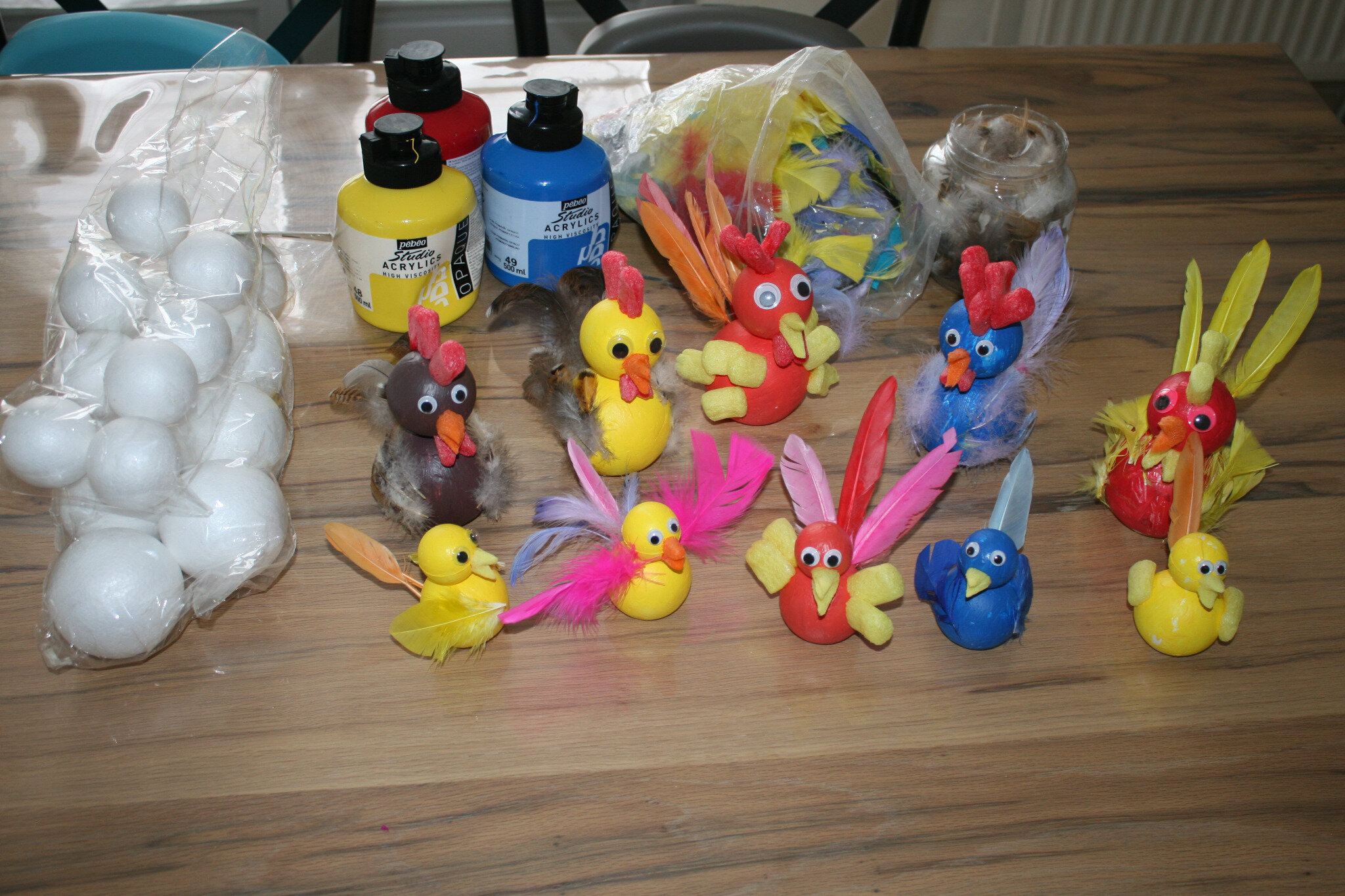 Poules de Paques en boules de polystyrène - Les Lutins Créatifs ...