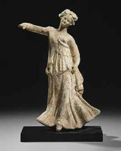 statuette_de_danseuse_en_terre_cuite_grece_epoque_hellenistique_circa_d5523056h
