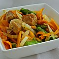 Wok de thon frais, carotte, chou chinois et asperges vertes