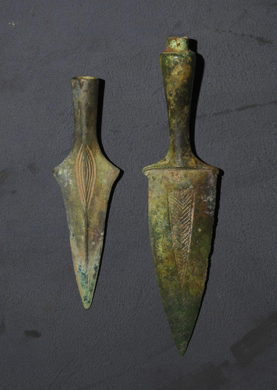 Un poignard et une pointe de lance à décor géométrique, Vietnam, culture de Đông Sơn, 3°-1° siècle BCE