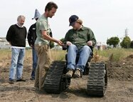 WALL•E - Andrew Stanton test un fauteuil monté sur chenilles pour se mettre dans la peau de son personnage principal