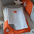 housse matelas à langer gris orange étoiles blanc décoration chambre garçon