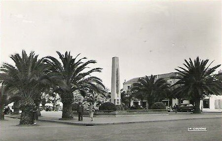 Oujda_monument_aux_morts_dat_e_20_mai_1954