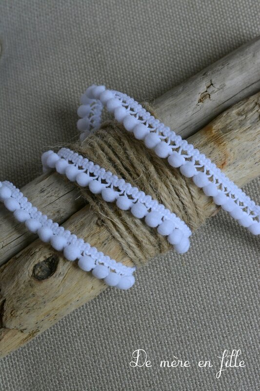 pompon décroché blanc