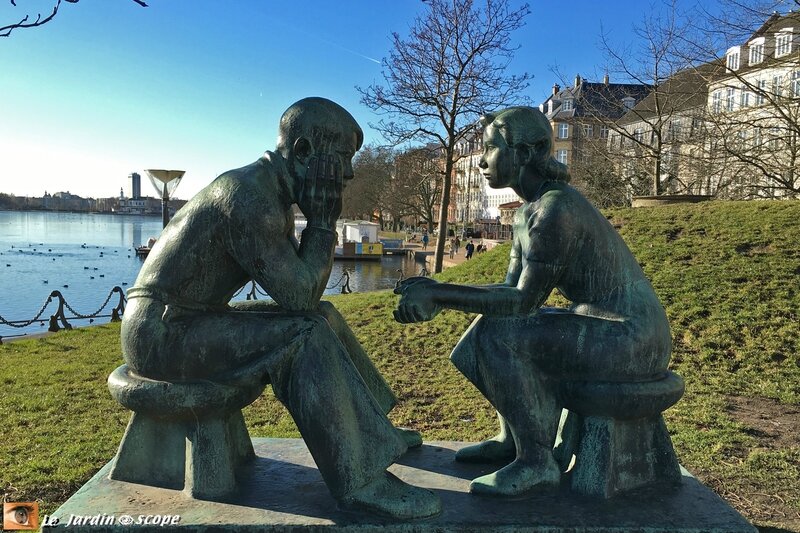Jeunes gens assis, bronze (1942) de Johannes Hansen