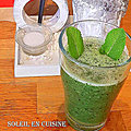 Cocktail vert - concombre/ menthe/ citron avec des graines de nigelle 