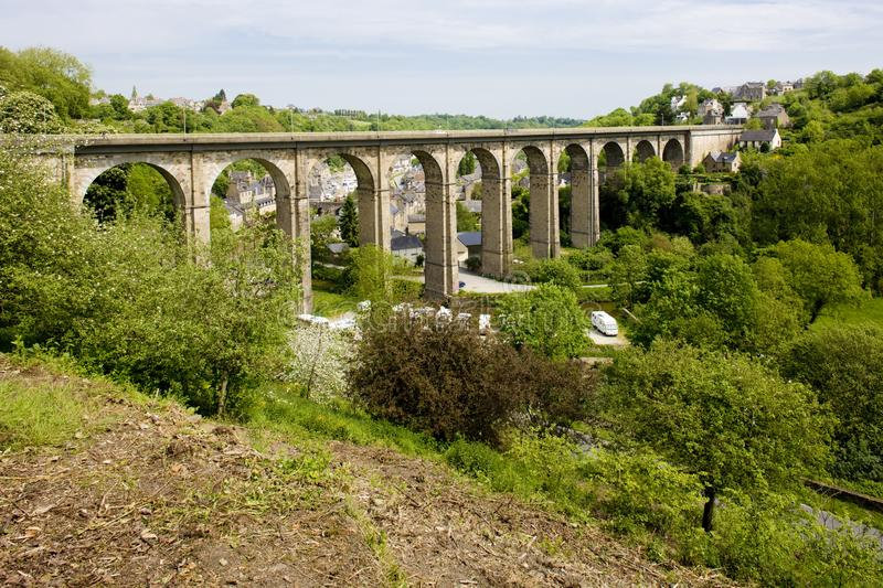 viaduc-de-route-dinan-la-bretagne-france-extérieure-extérieur-extérieurs-l-europe-occidentale-dpartement-petites-fermes-darmor-153635881