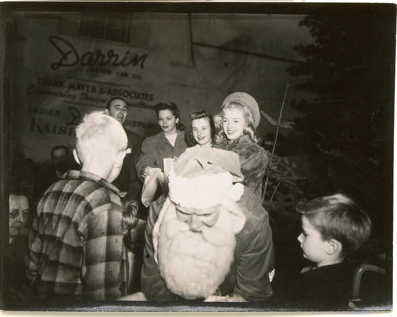 1946-12-Christmas_for_children-sponsor_Kaiser_Darrin_Frazer_Cars-020-1