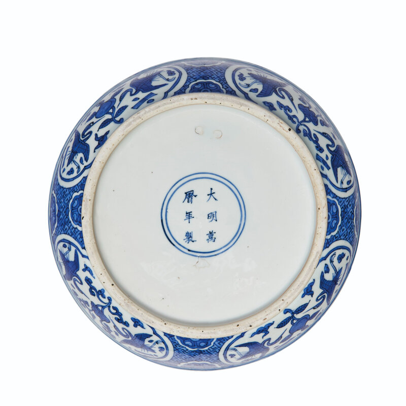 2020_NYR_18823_1562_001(a_blue_and_white_circular_box_and_cover_wanli_six-character_mark_in_un113638)