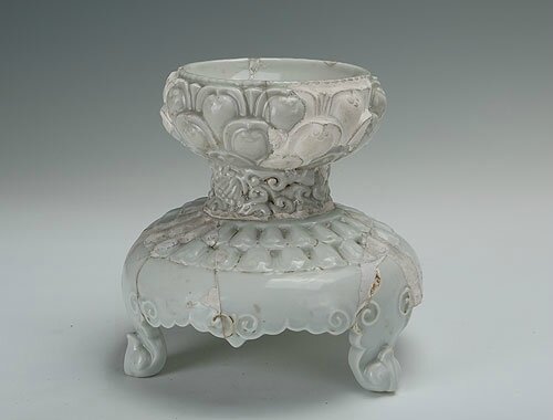 White-glazed tripod seat with the relief decoration of lotus flowers, Yongle period (1403-1424)