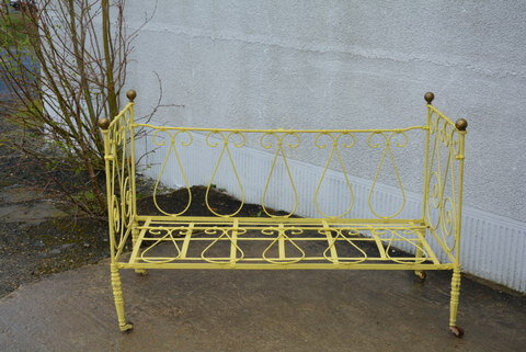 lit en fer forg peint en jaune paille la peinture est en bon tat quelques clats seulement le lit est en bon tat il peut tre utilis en lit de bb - Peindre Un Lit En Fer Forg lit en fer forg peint en jaune paille la peinture est en bon tat quelques clats seulement le lit est en bon tat il peut tre utilis en lit de bb - Peindre Un Lit En Fer Forg
