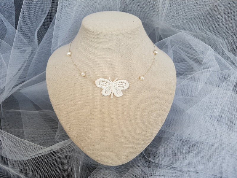 Collier papillon mariage dentelle et perles blanc cassé