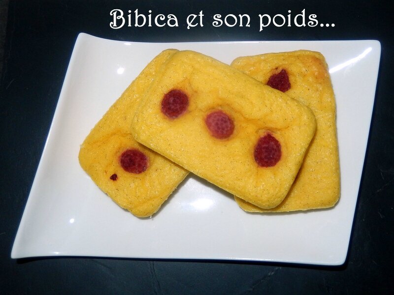 Gâteau de semoule vanillé aux framboises haut