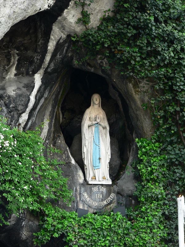 Lourdes, la statue de Notre Dame dans la Grotte