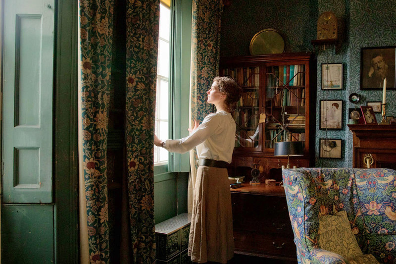 w0a-Volunteer-Jo-Eaton-opens-the-curtains-in-the-dining-room-at-Emery-Walker’s-House