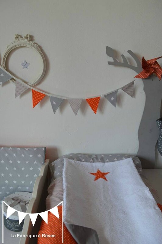 guirlande fanions tissus gris orange étoiles blanc décoration chambre garçon
