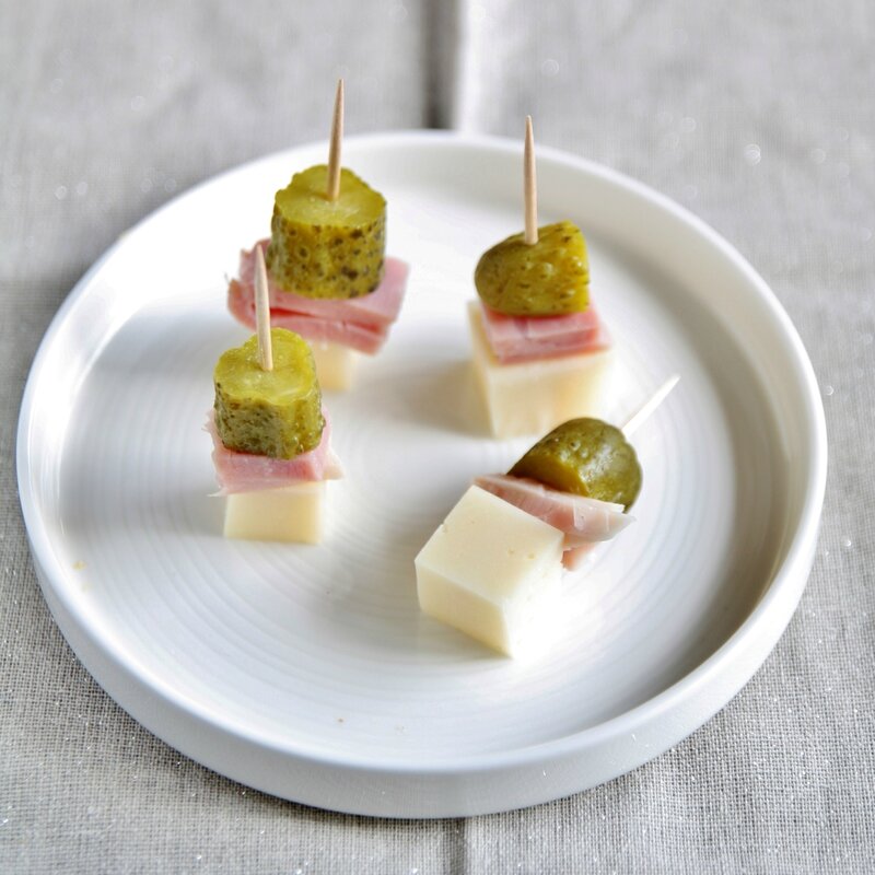 Mini brochettes au fromage, jambon blanc et cornichons That's Amore!