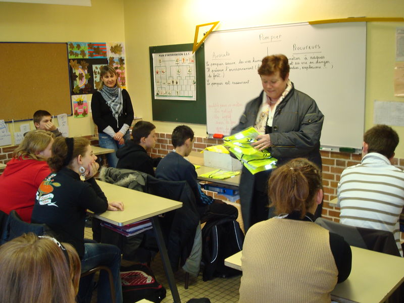 College Auchy Les Mines Distribution De Gilets Fluorescents Odette Duriez