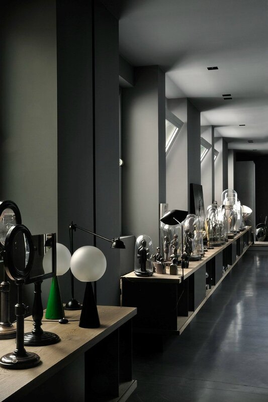 Couleurs-sombres-ambiance-cabinet-curiosites-design-milan-Charles & Ray Eames (2)