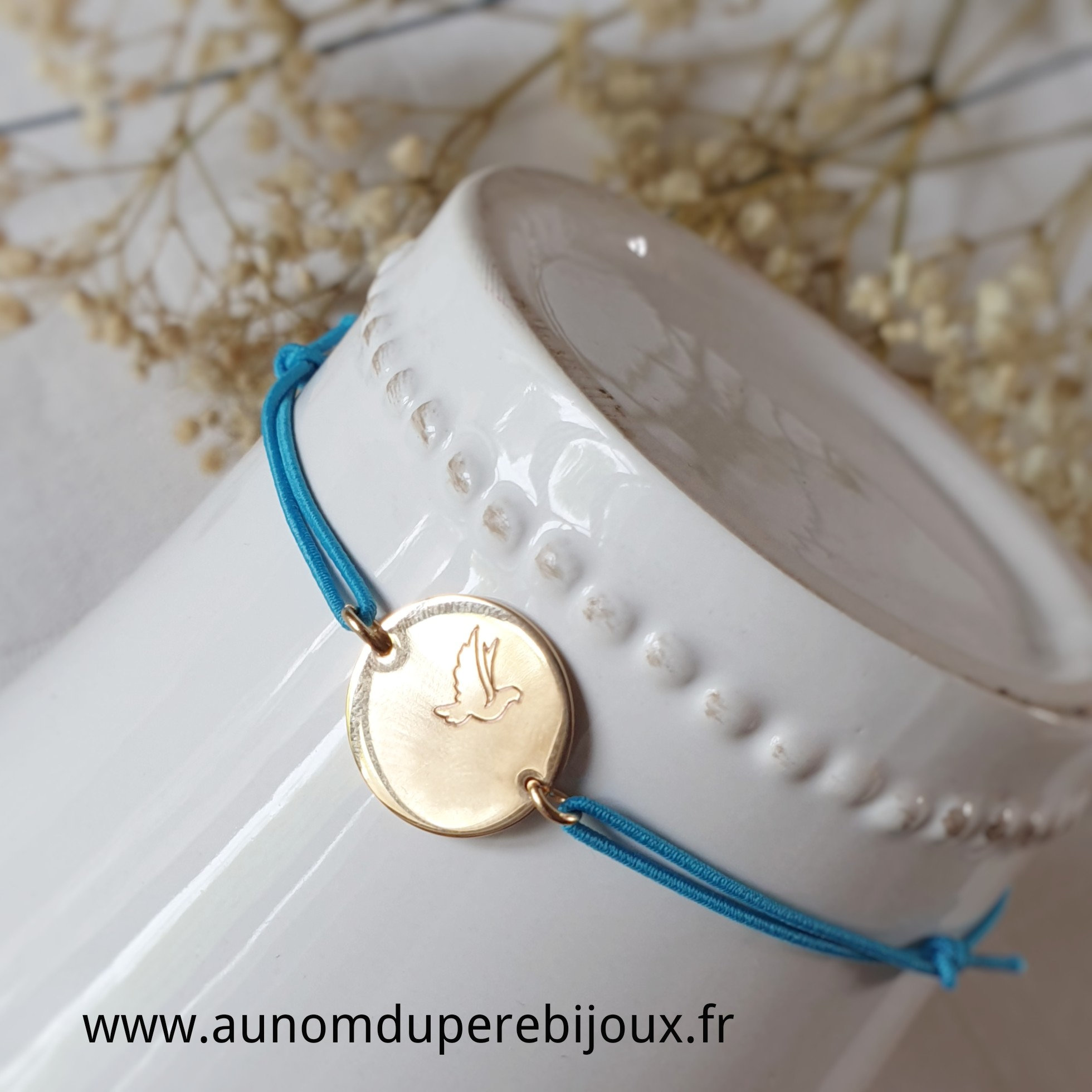 Bracelet médaille plate Colombe à personnaliser en plaqué or (sur cordon élastique turquoise)