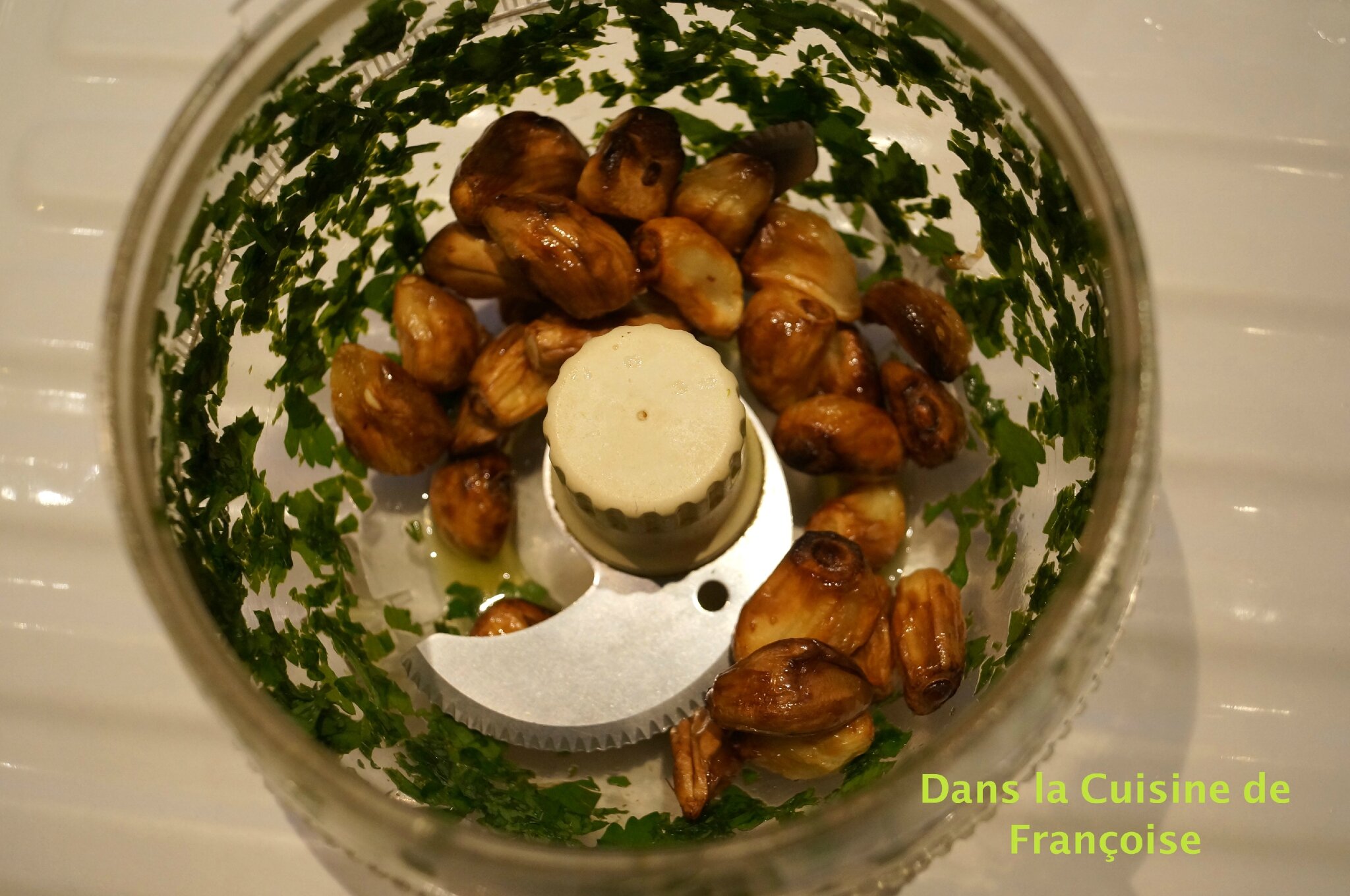 escargots escargots sur une assiette avec de la laitue 8444624