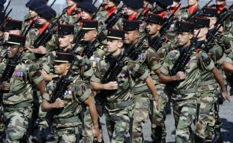 307654-des-soldats-du-13e-regiment-du-genie-defilent-le-14-juillet-2011-sur-les-cahmps-elysees-a-paris