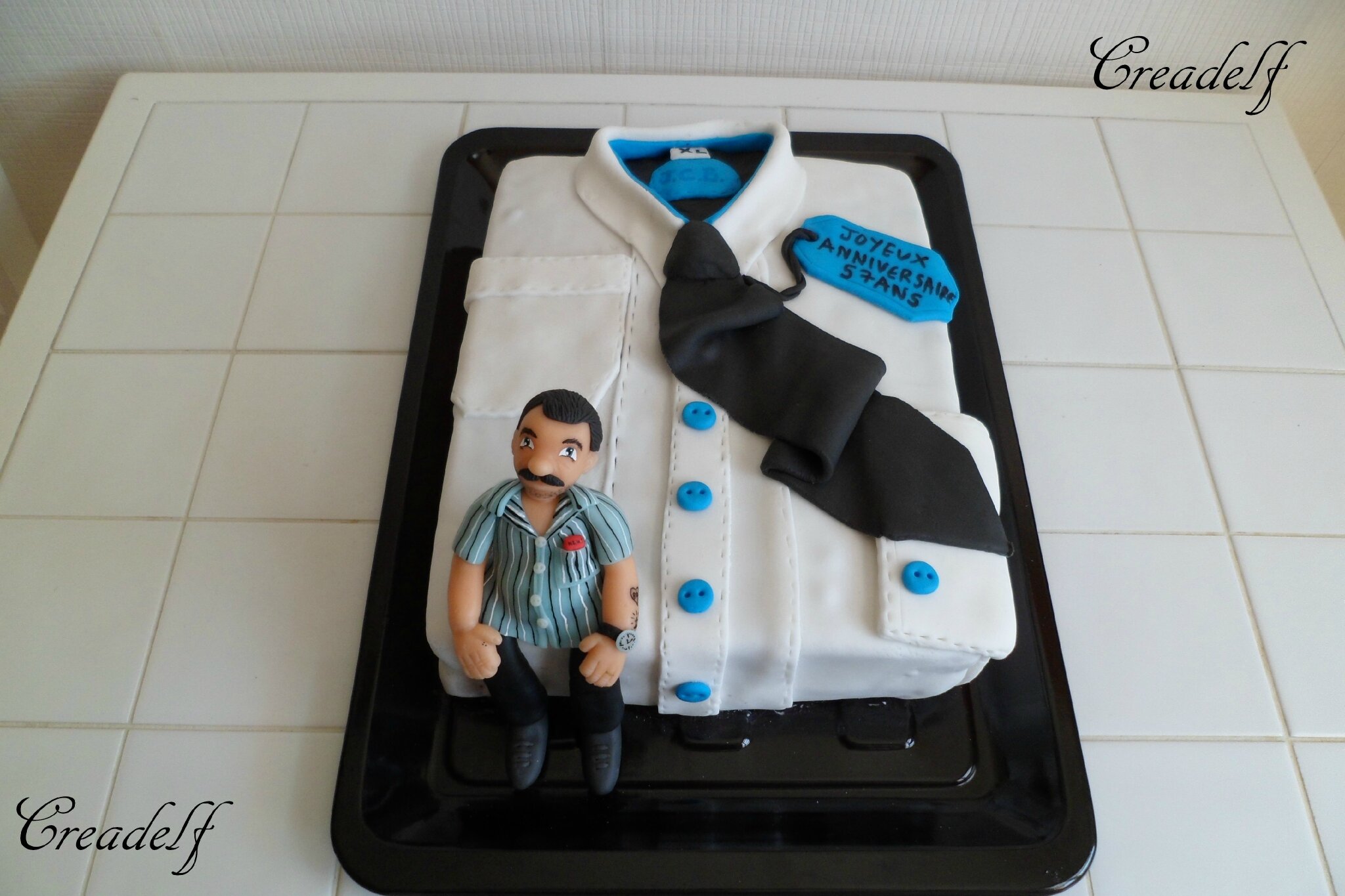 Gateau D Anniversaire En Pate A Sucre Et Figurine En Pam Creadelf