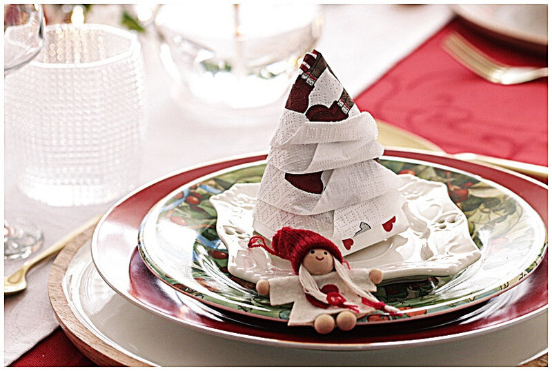 table-noel-rouge-poupée-chandelier-couvert-assiette-verrerie-napperouge-houx-neige