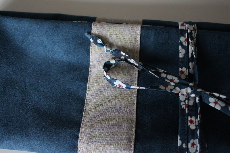 Trois couleurs : bleu ou le range-aiguille de la tricoteuse
