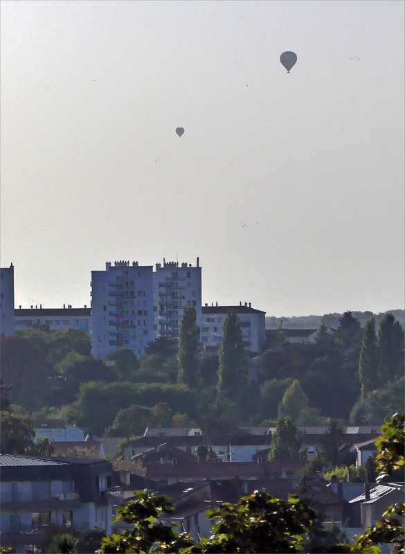Ville deux mongolfières soir 3 081023