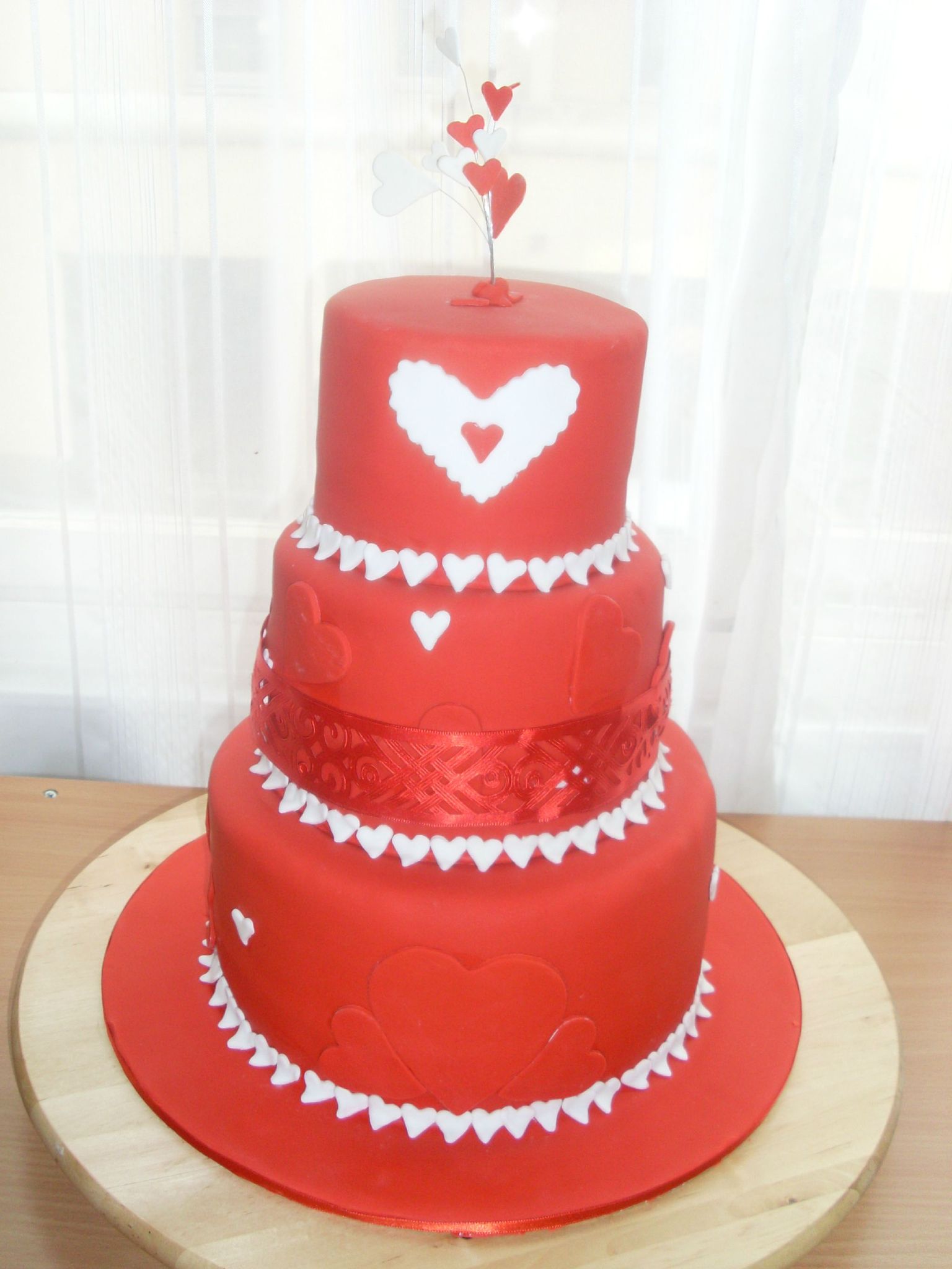 Wedding Cake Rouge Sur Le Theme De L Amour Pour Celebrer 10 Ans De Couple Julia S Wedding Cakes Www Juliasweddingcakes Com