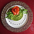 Mousseline d'avocat et sa rose de saumon fumé