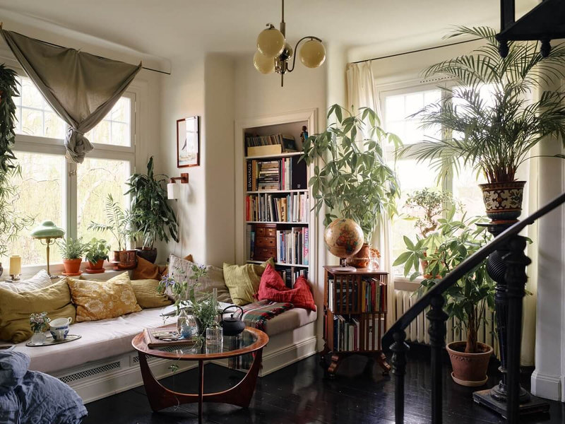 cozy-bohemian-living-room-black-floor-plants-vintage-decor-nordroom