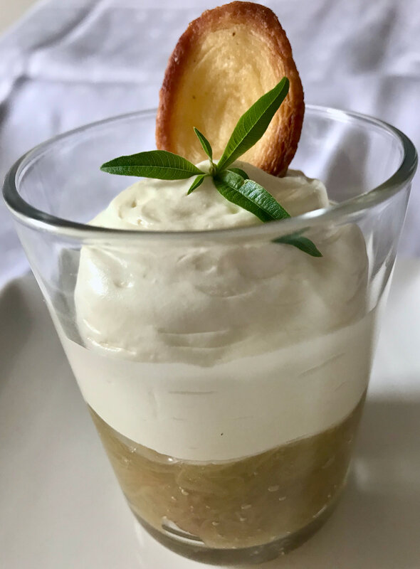 verrine de compotée de rhubarbe - crème à la verveine-citronnelle - mini-arlette