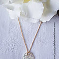 Collier mini arabesque en nacre (sur chaîne fine en plaqué or) - 47 €
