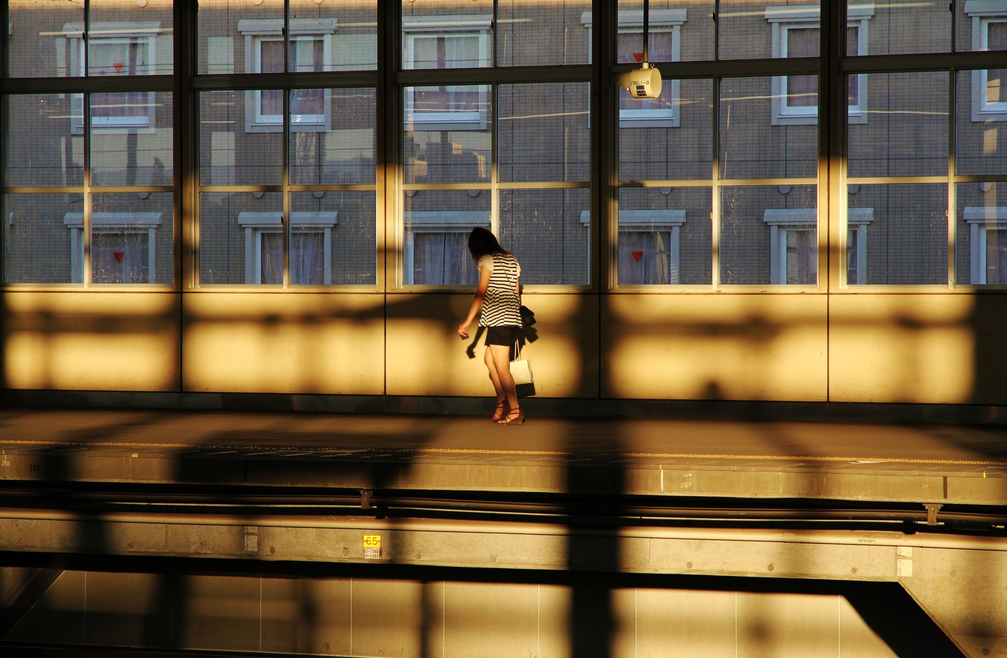 Kitakami Shinkansen eki Girl in the light