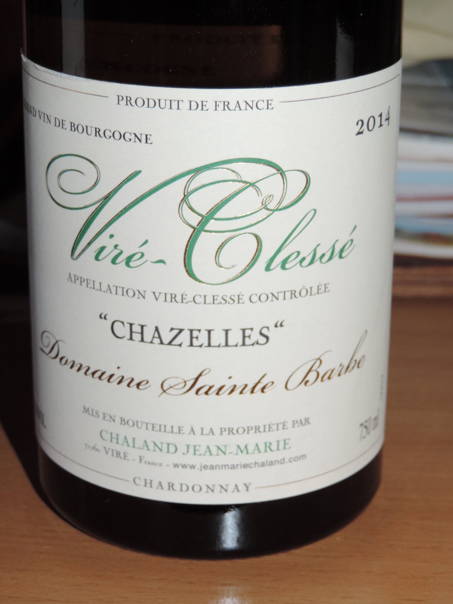 domaine de Sainte Barbe 2014 viréclessé "chazelles" un verre à la main