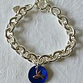Bracelet sur chaîne plaqué argent ovale, médaille en nacre surmontée d'une mini colombe en argent massif - 57 €