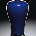 Vase meiping en porcelaine monochrome bleu, chine, dynastie qing, marque et époque qianlong (1736-1795) 