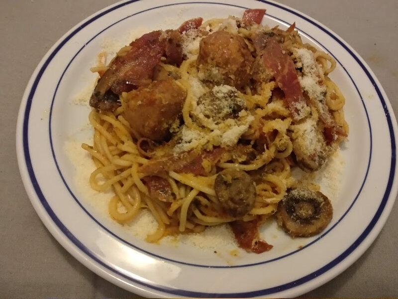 Spaghettis aux boulettes de viande et jambon serrano à la tomate
