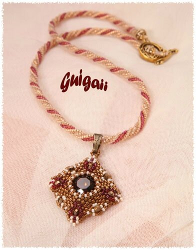 Collier Pendentif Manu