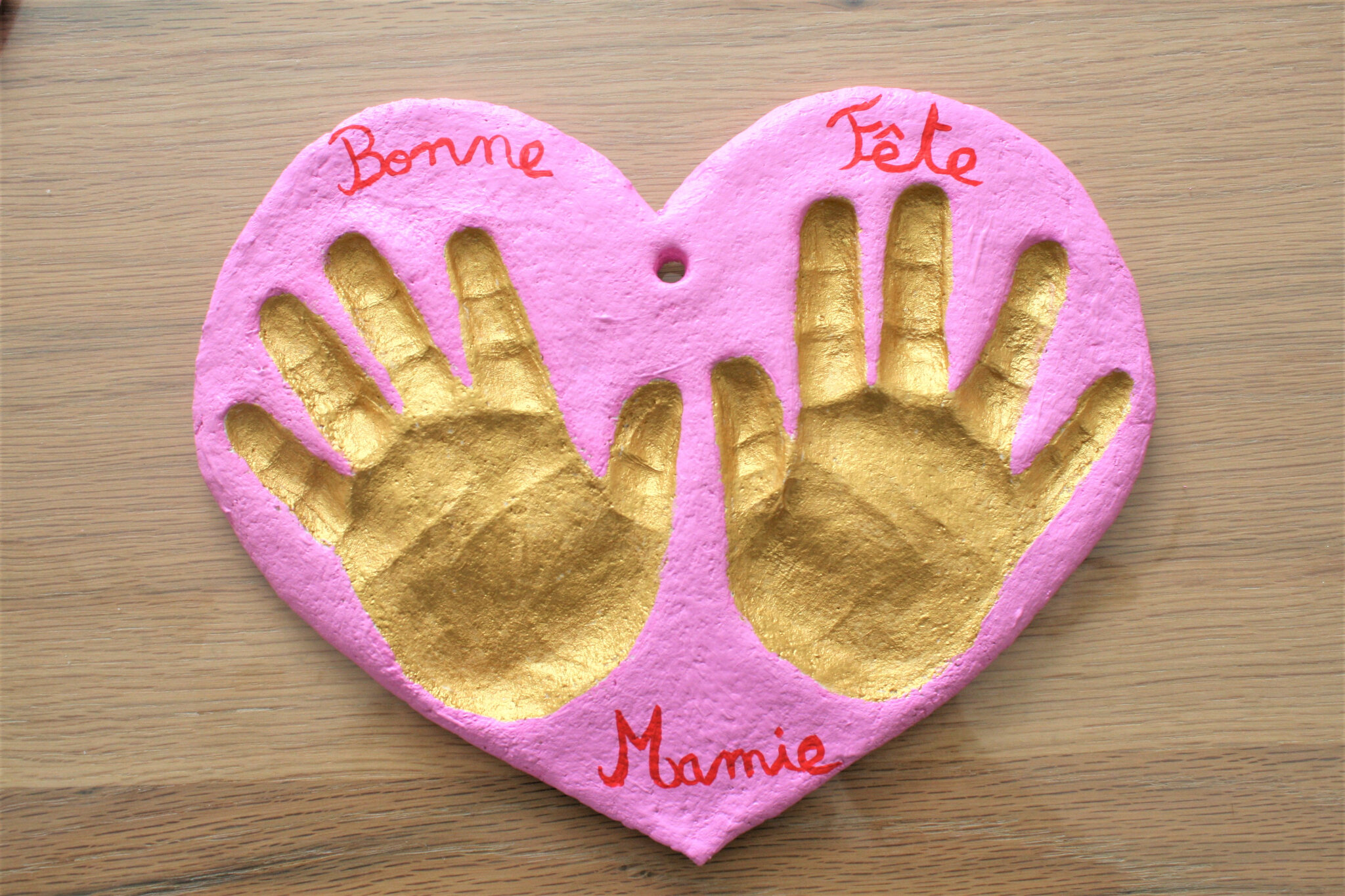 Empreintes de mains : coeur en pâte à sel pour la fête des grands mères -  Les Lutins Créatifs, bricolage pour enfants.